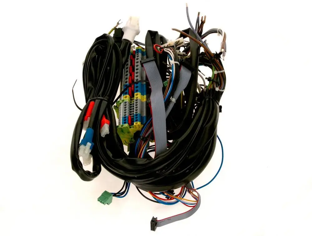 Kabelbaum mit mehreren Anschlusskabeln und Steckverbindern, präsentiert auf weißem Hintergrund. Produkte von Bosch sind bekannt für ihre Verwendung in verschiedenen Anwendungen.